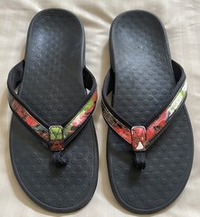Vionic Black Multi-color Tropical Flip Flop Sandals – Women 10.5/11 or Men 9.5