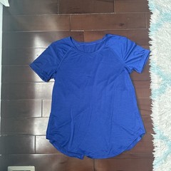 Lululemon Lightweight Split Back Training Shirt Womens Small Blue Short Sleeve